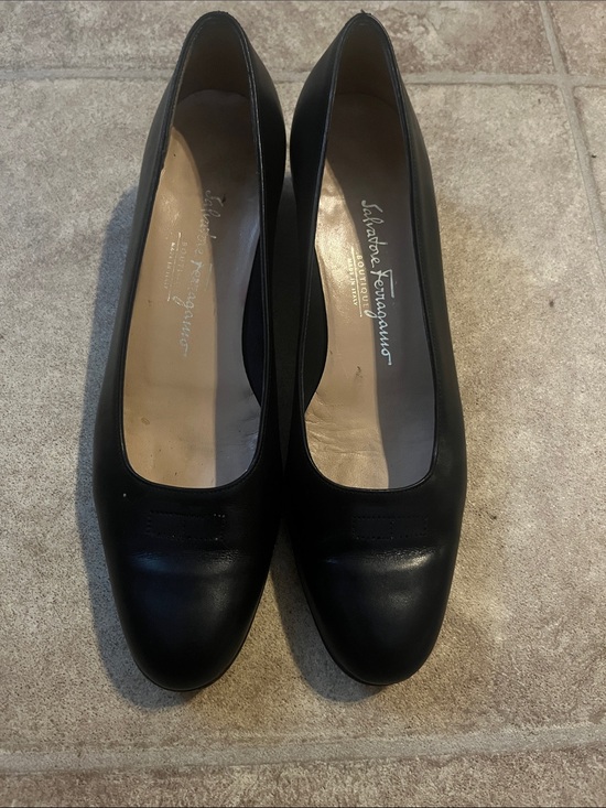 Salvatore Ferragamo Shoes - Salvatore Ferragamo Classic Black Leather Round-Toe Pumps Minimalist Luxury 7.5A